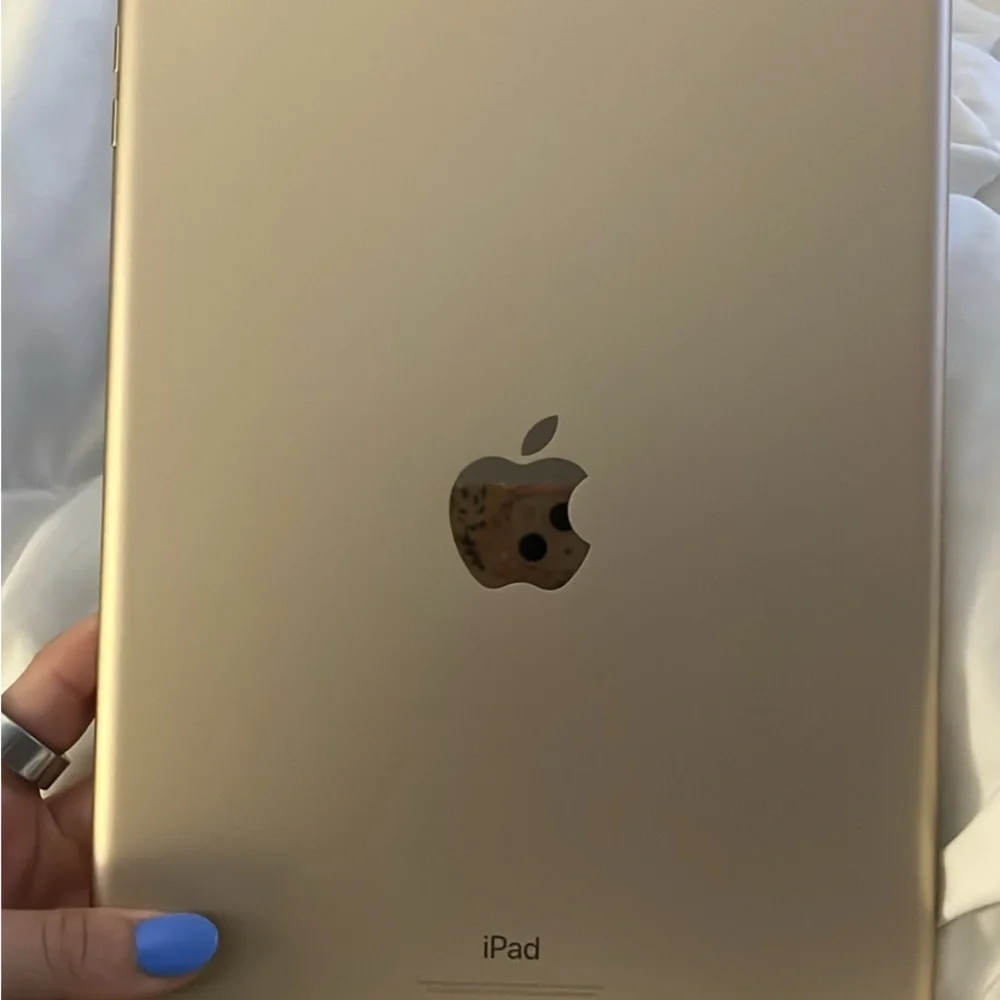 IPad 5th generation White Tablet